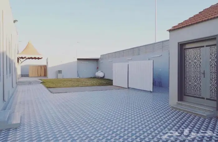 للبيع استراحة كبيره وراقيه تفتح على الدايري حي المملكه 0