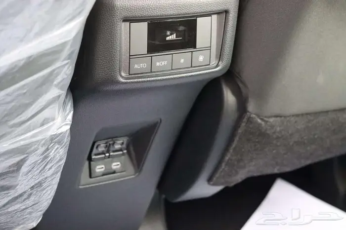 تويوتا انوفا بنزين GLموديل 2024 21