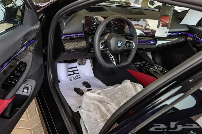 BMW 520 MKIT 2026 اسود داخل عنابي 10