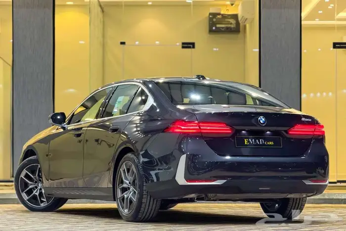 BMW 520i LAXURY 2025 رمادي غامق 3