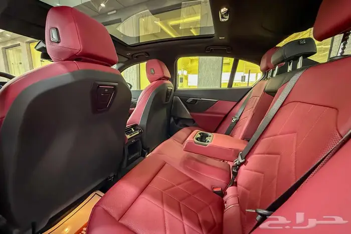 BMW 520i LAXURY 2025 رمادي غامق 9