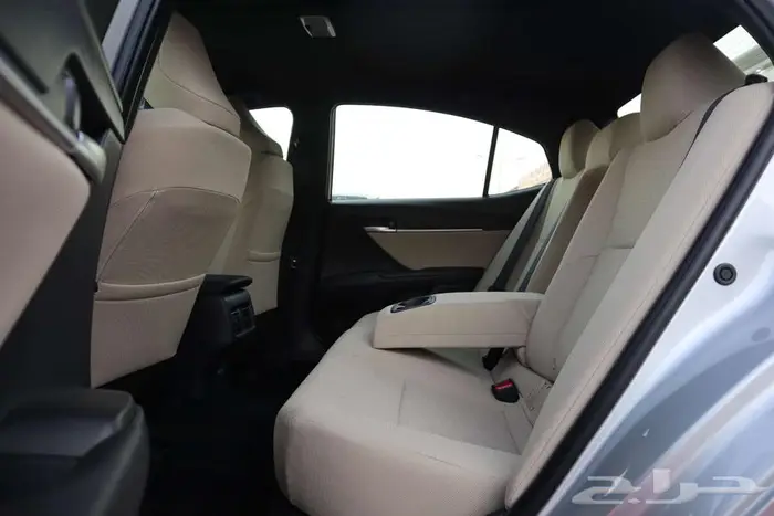 تويوتا كامرى ستاندر E 2025 بنزين 18