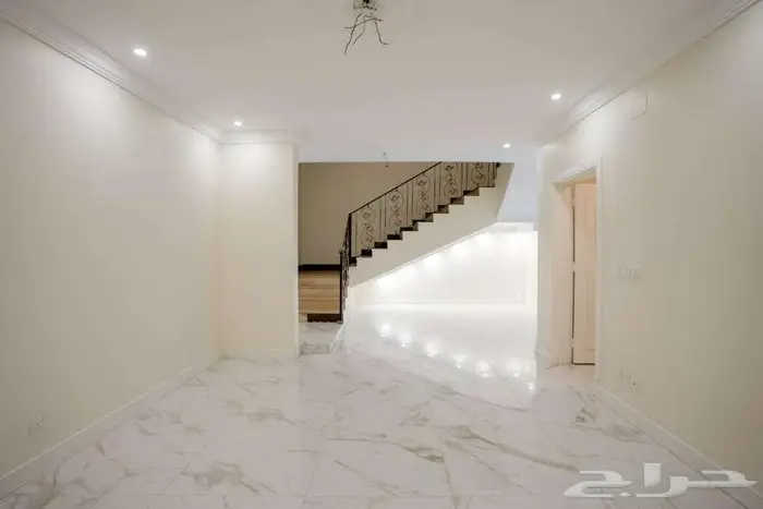 فيلا في أبحر قريب من كلية البترجي ظهيرة شارع عابر القارات 3