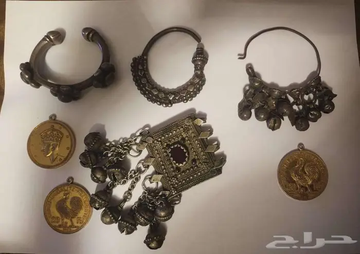 مقتنيات فضية قديمة وعملات قديمة 2