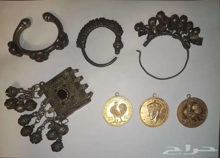 مقتنيات فضية قديمة وعملات قديمة 3