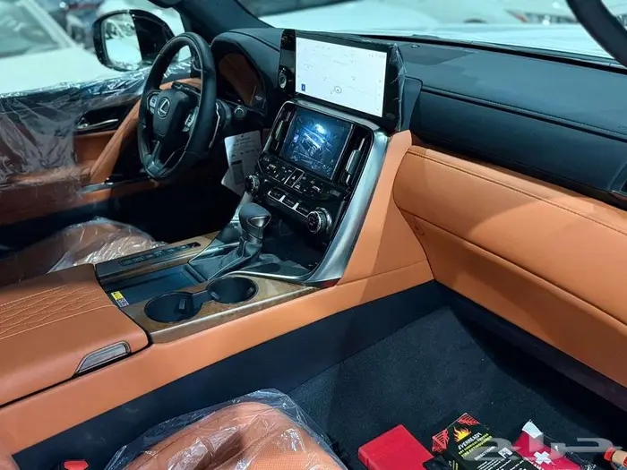 لكزس LX 600 بريمي VIP ابيض بلاك ادشن داخل - جملي2025 18