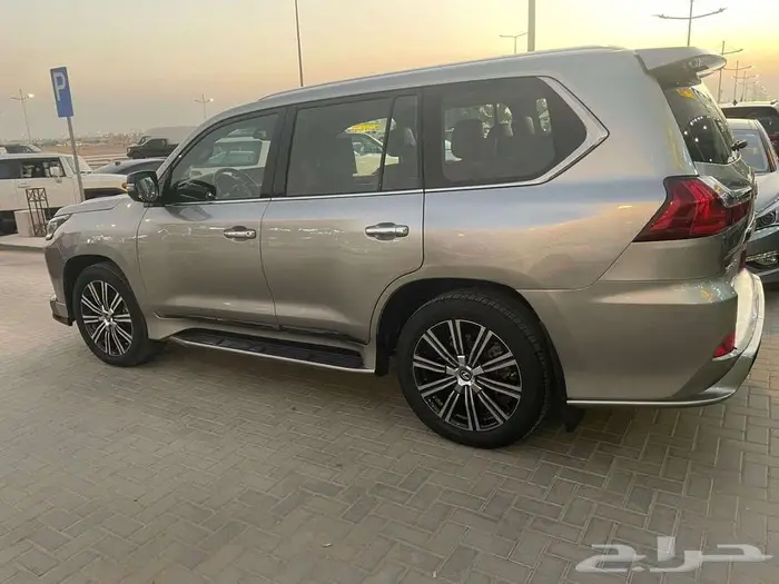لكزس LX -570 سعودي 2018 فل كامل 11