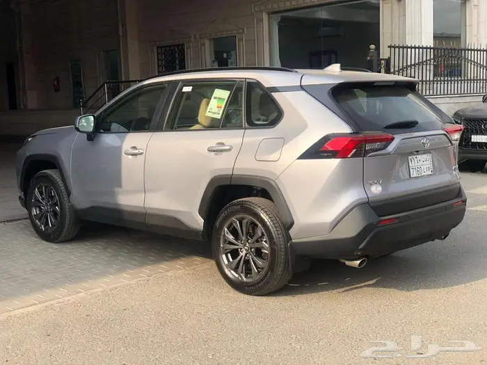 تويوتا راف فور XLE بنزين 2025 فتحة فضي شبه جديد 3