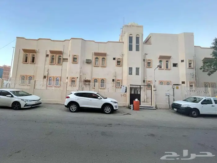 للايجار شقة عوائل بحى المنتزة مقابل البريد السعودى 0