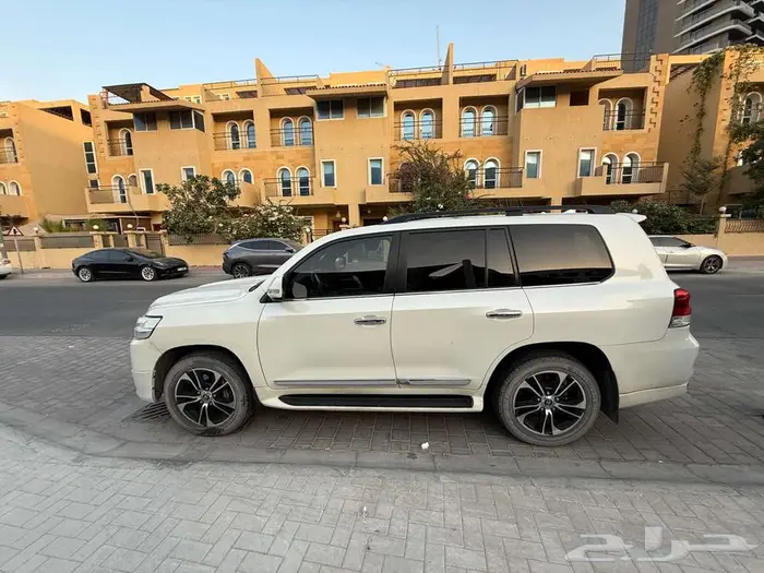 لاند كروزر فكسار 5.7 وارد امريكا لوحات امراتيه 2