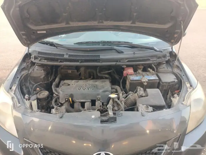 Toyota Yaris -2013 black (Family used car all good) 8