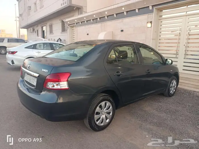 Toyota Yaris -2013 black (Family used car all good) 9