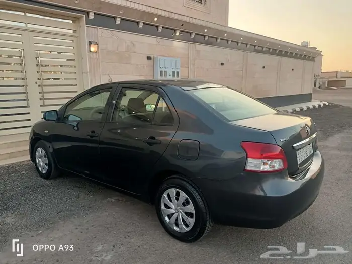 Toyota Yaris -2013 black (Family used car all good) 10