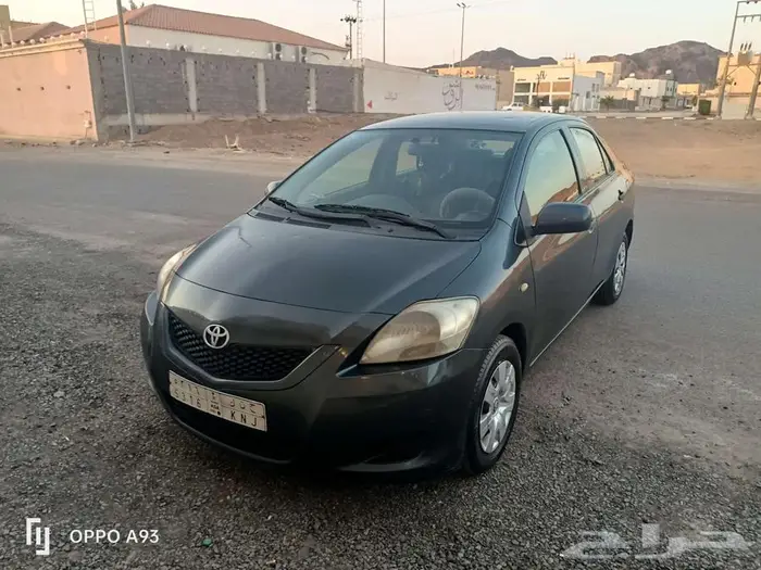 Toyota Yaris -2013 black (Family used car all good) 1