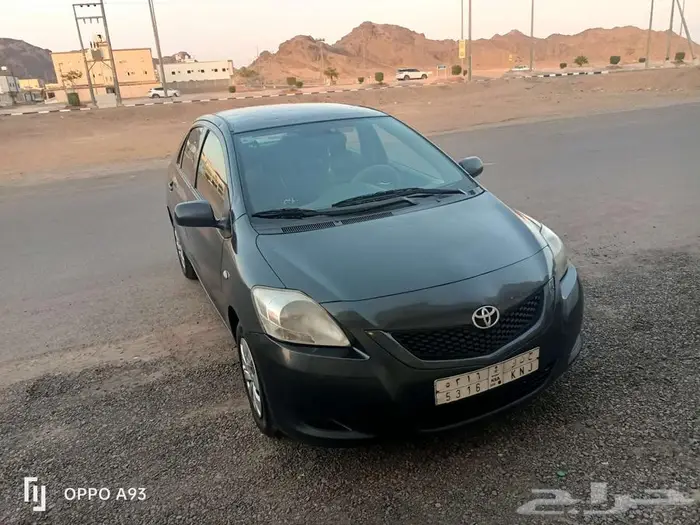 Toyota Yaris -2013 black (Family used car all good) 2