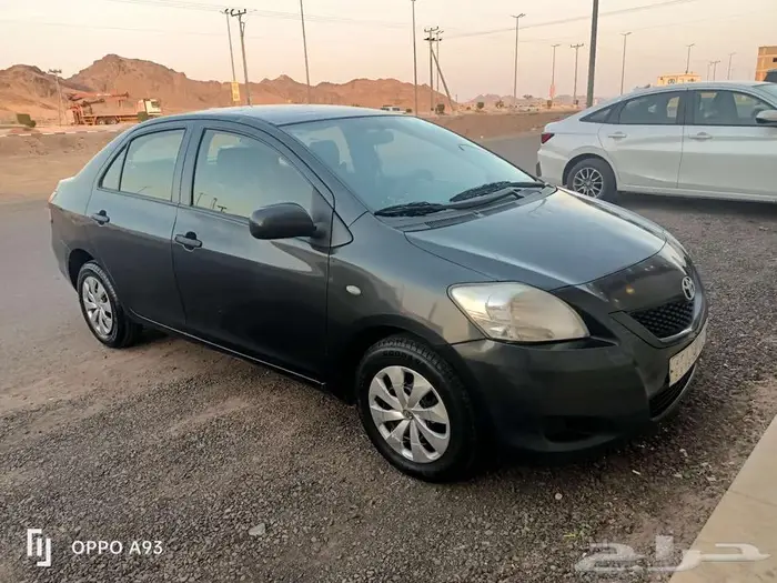 Toyota Yaris -2013 black (Family used car all good) 7