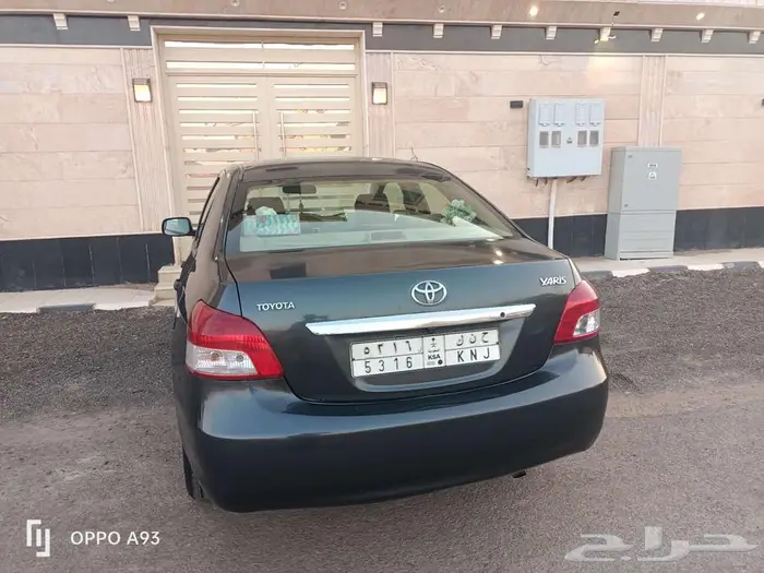 Toyota Yaris -2013 black (Family used car all good) 4