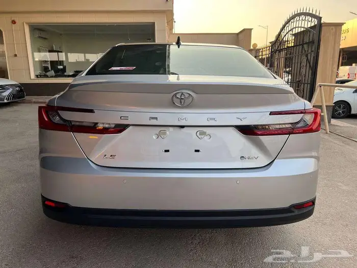 تويوتا كامري LE هايبرد 2025 متاح اقساط و كاش 4