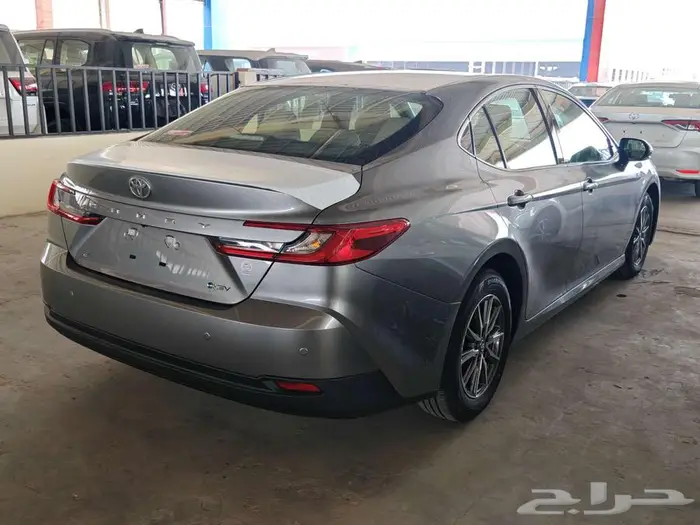 تويوتا كامري E هايبرد 2025 لون تيتانيوم 11