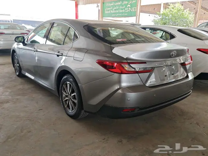 تويوتا كامري E هايبرد 2025 لون تيتانيوم 10