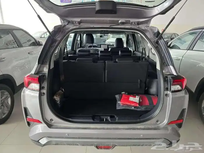 تويوتا فيلوز GLX فل موديل 2025 ابيض و رصاصي ورمادى 9