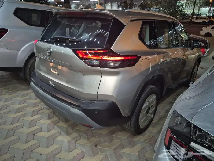 نيسان اكس تريل استندر دبل 2025 بنزين7 راكب 1