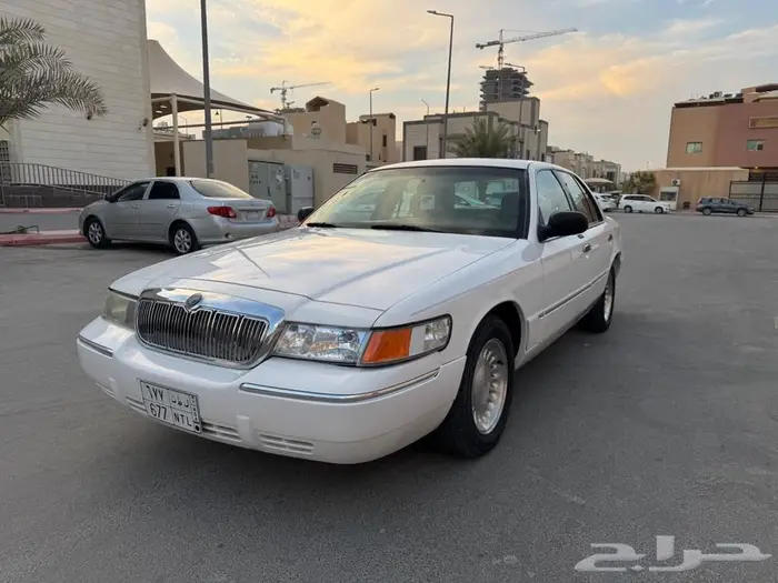للبيع فورد جراند ماركيز 1999 م نظيف مع لوحة مميزه 0