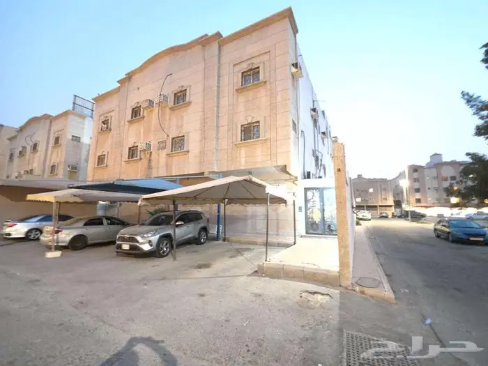 للبيع شقة رائعةتبعدعن الكورنيش200متروالبحيرة القرية العالمية 3