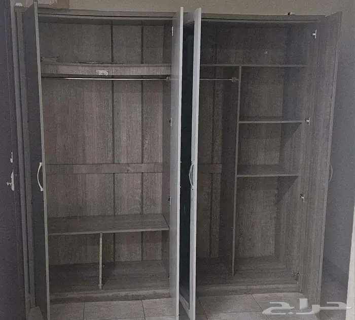 2 سرير كينج 180 200 و دولاب كبير وسرير فردي 90 190 بمكنبة 0