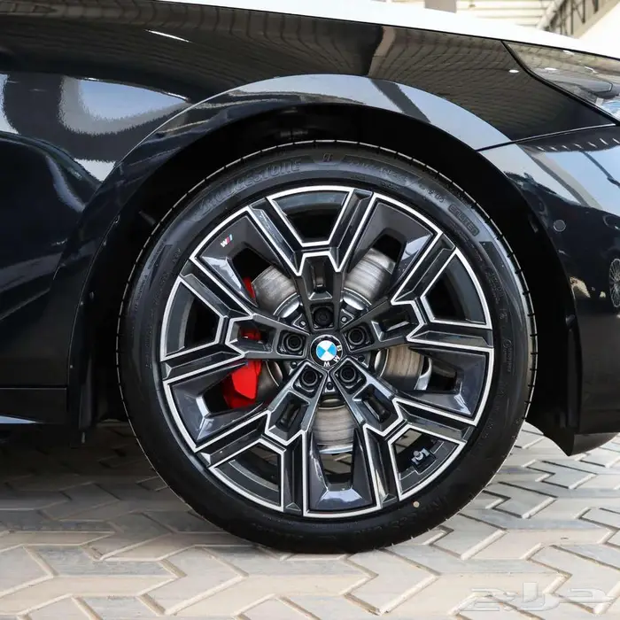 BMW 520 MKIT 2026 اسود داخل عنابي 26