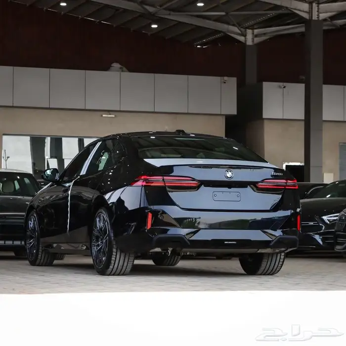 BMW 520 MKIT 2026 اسود داخل عنابي 4