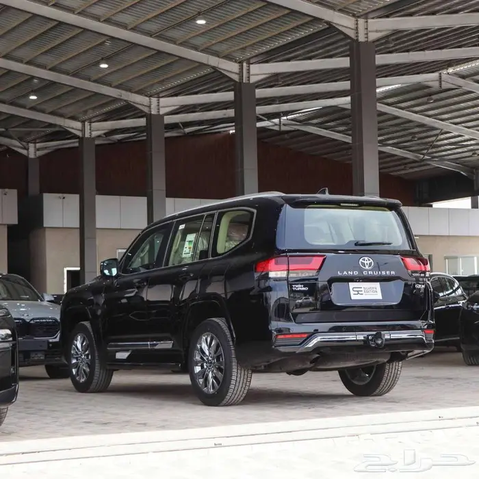 تويوتا لاندكروزر جي اكس ار L4 موديل 2025 اصفار 5