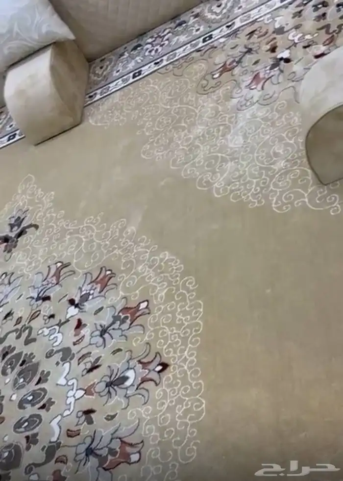 للبيع مساند ومفرشه نظيفه جدا اخت الجديد مقاس المفرشه 4 في 3 2