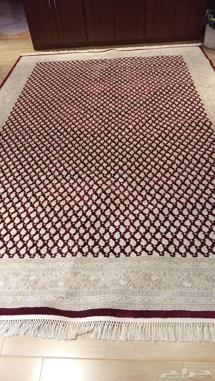 سجادة فاخرة باللون البيج والعنابي نظيفة جدا مقاس 2 5 3.5 2
