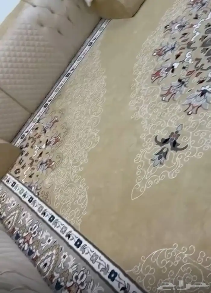 للبيع مساند ومفرشه نظيفه جدا اخت الجديد مقاس المفرشه 4 في 3 5