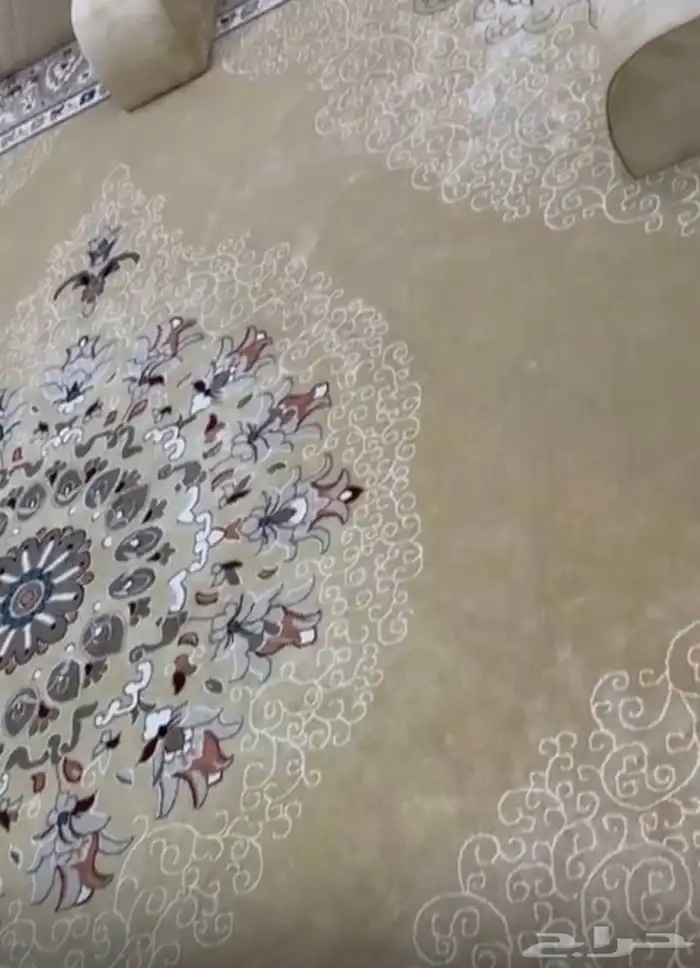 للبيع مساند ومفرشه نظيفه جدا اخت الجديد مقاس المفرشه 4 في 3 4