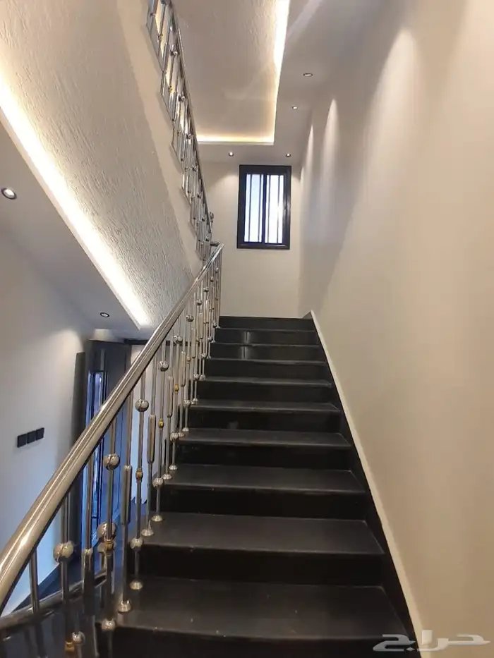 للبيع روف علوي مع ملحق تشطيبات فاخره بحي الطلح 1