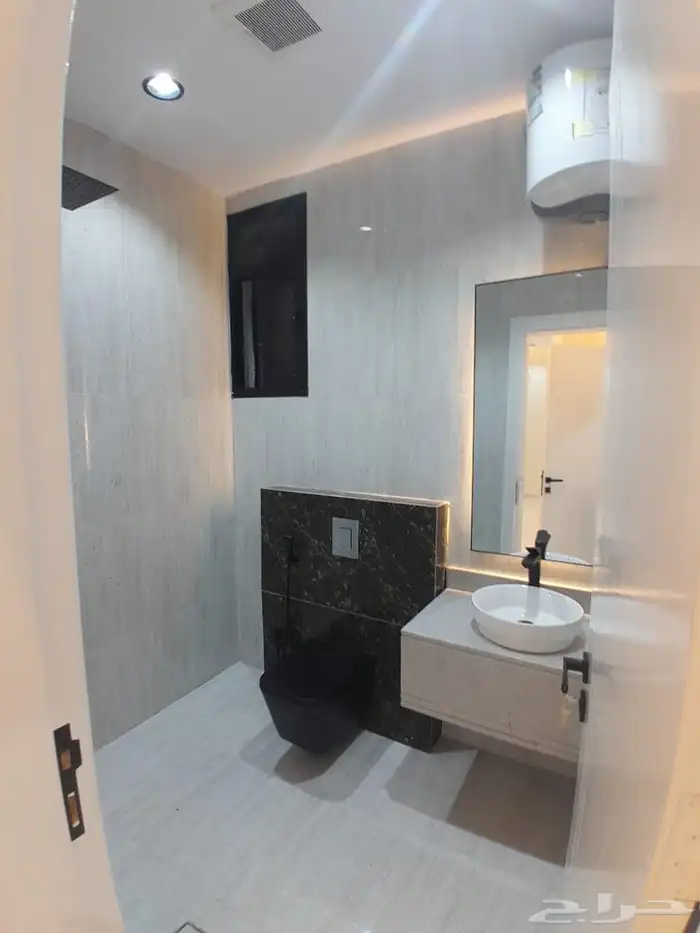 للبيع روف علوي مع ملحق تشطيبات فاخره بحي الطلح 11