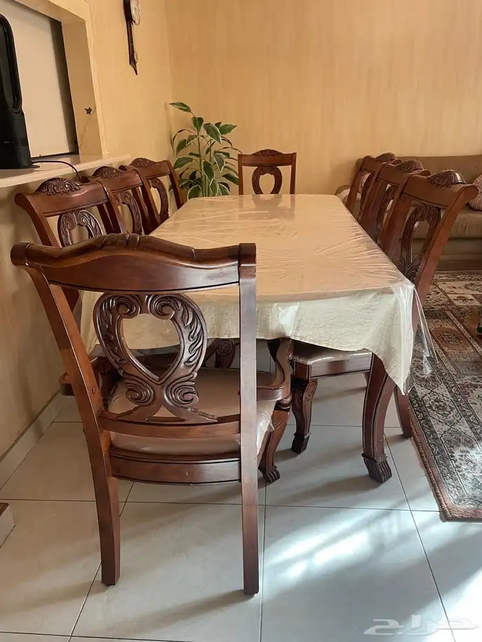 طاولة طعام خشب نظيفه 0