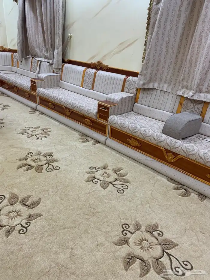 كنب نظيف جدا  وشغل ممتاز مقاس 8  4 مع الفرشه وثلاث ستاير وطاو 1