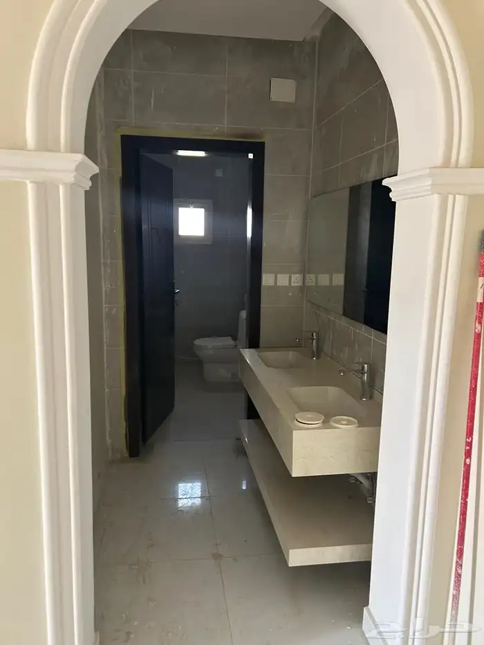 فيلا دور فاخر للبيع في مخطط 9 الياسمين 11