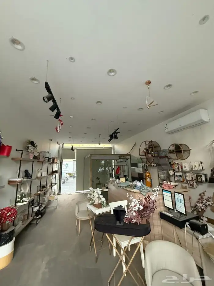 محتويات محل ورد للبيع مستعجل 0