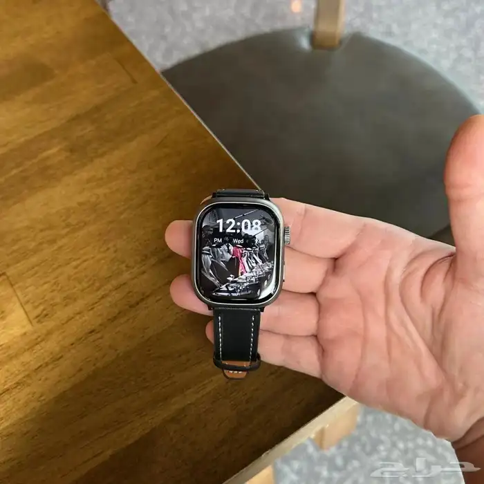 ساعه شبيهه ابل جوده عاليه وفيها جميع برامج التواصل 0