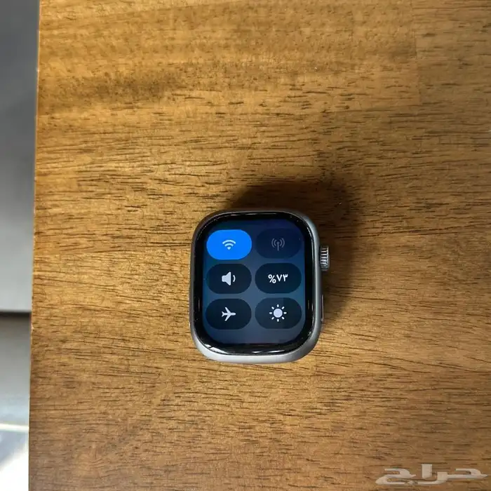 ساعه شبيهه ابل جوده عاليه وفيها جميع برامج التواصل 7