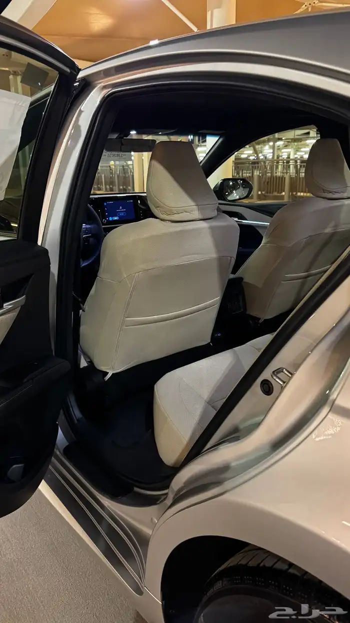 كامري LE بنزين 2025 فضي وكالة 7