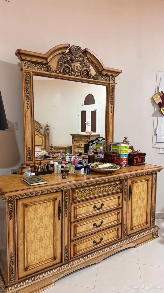 غرفة نوم فخمة طراز كلاسيكي خشب ثقيل بحالة جيده 0