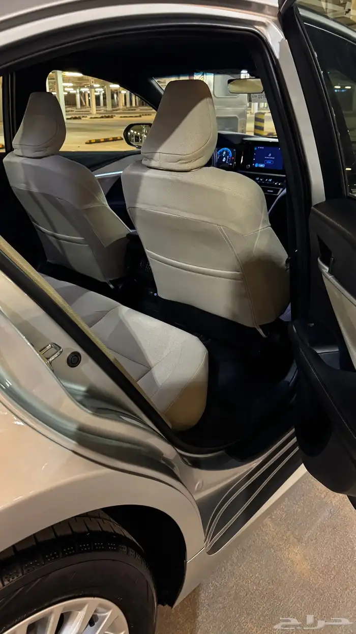 كامري LE بنزين 2025 فضي وكالة 9