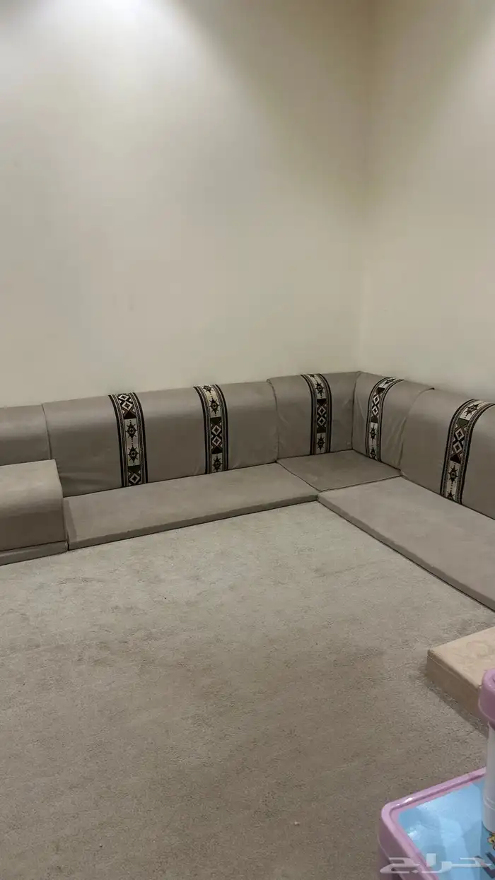 للبيع سجادتين وطاولات ومكتبه ودولاب وجلسه 3