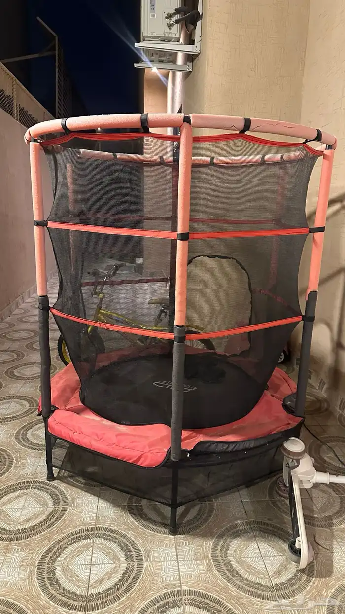 للبيع سجادتين وطاولات ومكتبه ودولاب وجلسه 6