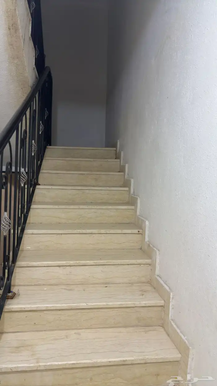 شقة للايجار حي العزيزية 3